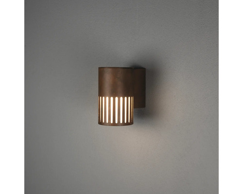 Cilindrische buitenwandlamp van brons met verticale lichtsleuven.