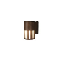 Cilindrische buitenwandlamp van donker metaal met verticale lichtgleuven aan de onderzijde.