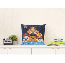 Paw Patrol sierkussen met afbeeldingen van de personages Marshall, Chase, Rubble en Skye op een dressoir in een kinderkamer.