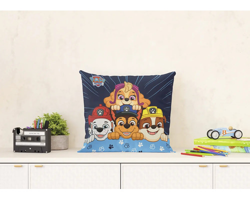 Paw Patrol sierkussen met afbeeldingen van de personages Marshall, Chase, Rubble en Skye op een dressoir in een kinderkamer.