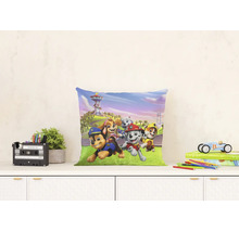 Vierkant sierkussen met Paw Patrol motief op een dressoir naast een plant en speelgoed.