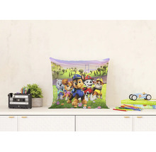 Sierkussen Paw Patrol met de personages Chase, Marshall, Skye, Everest en Rubble op een grasveld voor de kinderkamer.