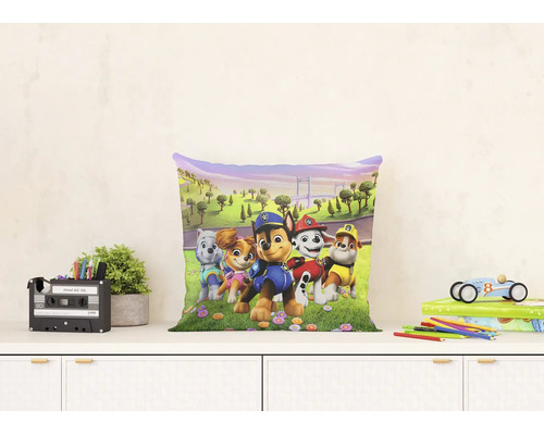 Sierkussen Paw Patrol met de personages Chase, Marshall, Skye, Everest en Rubble op een grasveld voor de kinderkamer.