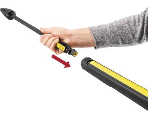 Een hand plaatst een spuitlans in een hogedrukpistool, aangegeven met een pijl voor de verbinding.