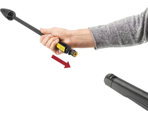 Een hand sluit een spuitlans aan op het pistool van een hogedrukreiniger, aangegeven door een pijl.