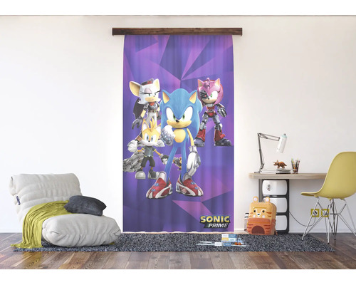 Moderne, lichte kinderkamer met een Sonic Prime gordijn, een comfortabele fauteuil en een georganiseerde werkplek.