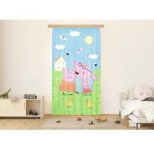 Kinderkamer gordijn met Peppa Pig motief, waarop de familie Pig in een weide voor een huis te zien is.