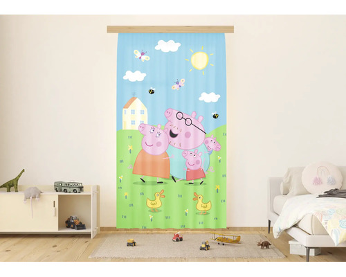 Kinderkamer gordijn met Peppa Pig motief, waarop de familie Pig in een weide voor een huis te zien is.