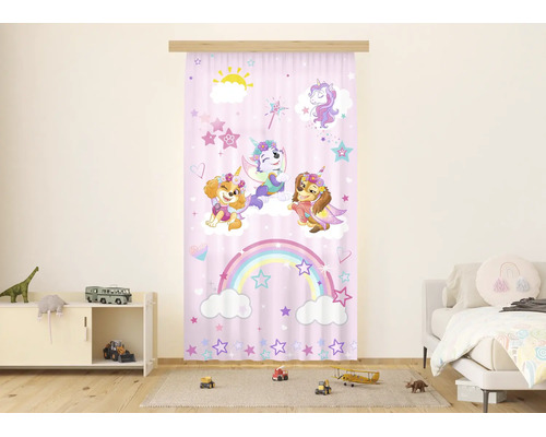 Kinderkamer gordijn met Paw Patrol personages als eenhoorns, een regenboog, wolken en sterren in een lichte kinderkamer.