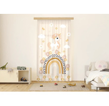 Gordijn voor de kinderkamer met eenhoorn- en regenboogmotief in een lichte, georganiseerde kamer met speelgoed en een bed.