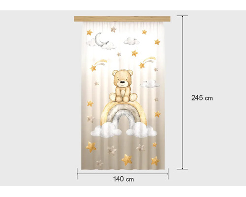 Gordijn voor de kinderkamer met teddybeer op een regenboog, sterren en wolken, 140 bij 245 centimeter.