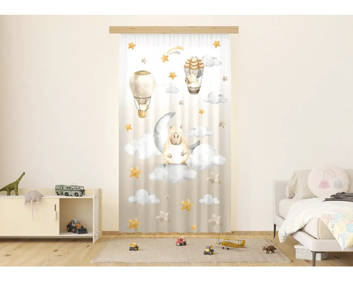 Kinderkamer met gordijn, aquarelillustratie van een dier op een halve maan, wolken, sterren en luchtballonnen. Lichte kamer met speelgoed.