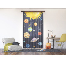 Gordijn met ruimte-thema met zon, planeten en sterren in een lichte kinderkamer met bureau en fauteuil.