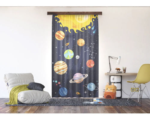 Gordijn met ruimte-thema met zon, planeten en sterren in een lichte kinderkamer met bureau en fauteuil.