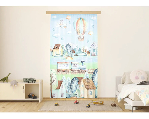 Een lichte kinderkamer met een gordijn met illustraties van een luchtballon en trein. Voorzien van een bed, kast en houten vloer.