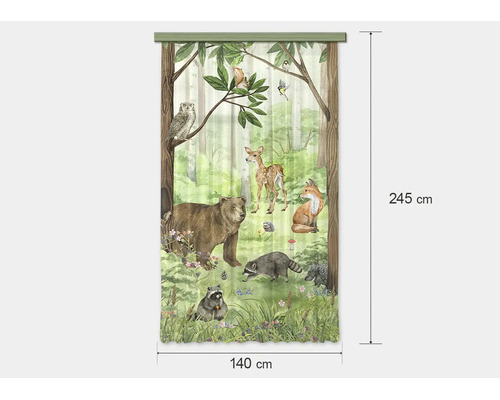 Gordijn met bosdierenprint zoals beer, vos en hert, afmetingen 140 bij 245 centimeter.