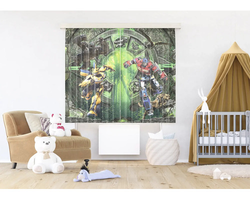 Lichte kinderkamer met een digitaal geprint gordijn met de Transformers personages Bumblebee en Optimus Prime.