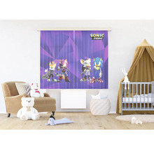 Kinderkamer met paars gordijn, Sonic Prime personages, Sonic Prime Logo, beige fauteuil, licht babybedje en diverse knuffels.