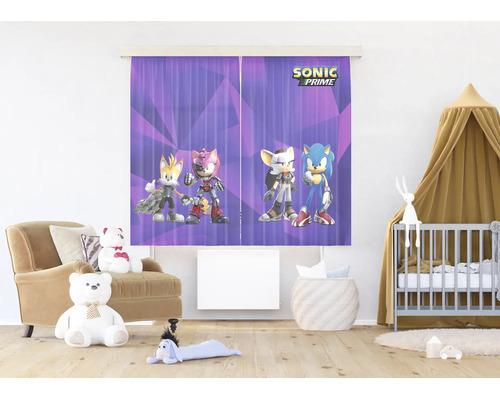 Kinderkamer met paars gordijn, Sonic Prime personages, Sonic Prime Logo, beige fauteuil, licht babybedje en diverse knuffels.