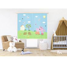 Lichte kinderkamer met Peppa Pig gordijnen, een fauteuil met knuffelberen en een grijs babybedje met hemeltje.