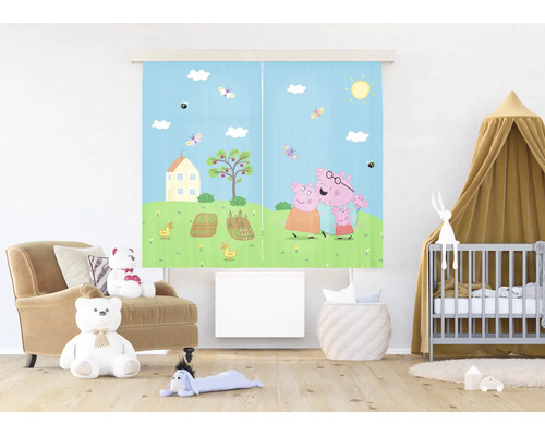 Lichte kinderkamer met Peppa Pig gordijnen, een fauteuil met knuffelberen en een grijs babybedje met hemeltje.