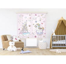 Tweedelig gordijn voor de kinderkamer met eenhoorn- en kasteelmotief in een lichte, georganiseerde kinderkamer met fauteuil en babybed.
