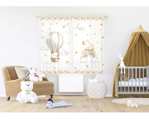 Lichte kinderkamer met gordijnen met patroon, een grijs babybedje met hemeltje, een fauteuil en knuffels op een houten vloer.