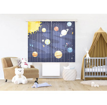 Lichte kinderkamer met blauw gordijn met ruimtemotief, planeten, gezellige fauteuil en babybedje met hemeltje.