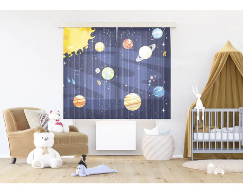 Lichte kinderkamer met blauw gordijn met ruimtemotief, planeten, gezellige fauteuil en babybedje met hemeltje.