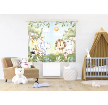 Paneelgordijn set met jungledieren zoals leeuw, olifant en giraffe in een lichte kinderkamer met fauteuil en babybedje.