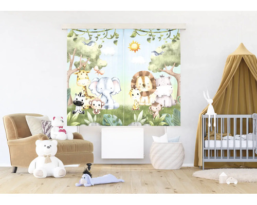 Paneelgordijn set met jungledieren zoals leeuw, olifant en giraffe in een lichte kinderkamer met fauteuil en babybedje.