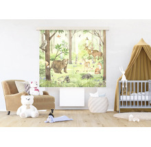 Kinderkamergordijn met bosdierenmotief zoals beer, hert en vos in een lichte kinderkamer met fauteuil en spijlenbed.