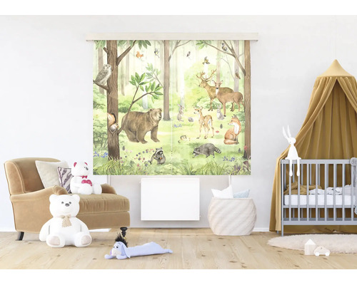Kinderkamergordijn met bosdierenmotief zoals beer, hert en vos in een lichte kinderkamer met fauteuil en spijlenbed.