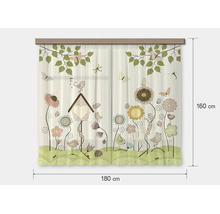 Gordijn met natuurmotief, vogelhuisje, bloemen en vlinders, 180 bij 160 centimeter.