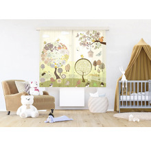 Stoffen schuifgordijn voor kinderkamer met bosmotief, dieren en bomen in een lichte, georganiseerde kamer met kinderbed en fauteuil.