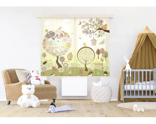 Stoffen schuifgordijn voor kinderkamer met bosmotief, dieren en bomen in een lichte, georganiseerde kamer met kinderbed en fauteuil.