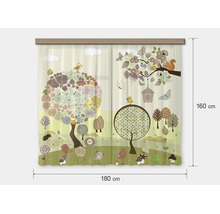 Gordijn met bosillustratie, bomen, vogels, egel en eekhoorn, afmetingen 180 bij 160 centimeter.