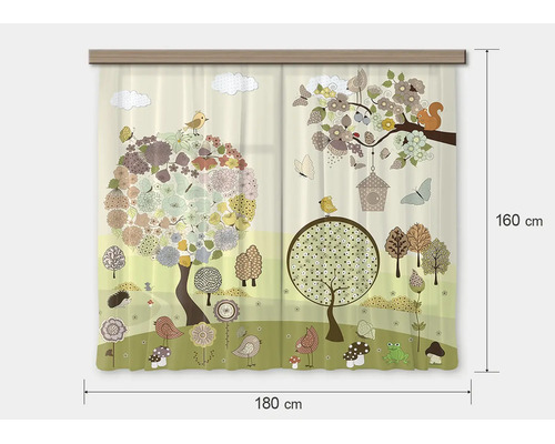 Gordijn met bosillustratie, bomen, vogels, egel en eekhoorn, afmetingen 180 bij 160 centimeter.