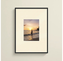 Fotolijst in zwart met passe-partout en kunstdruk van een zonsondergang op het strand.