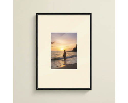 Fotolijst in zwart met passe-partout en kunstdruk van een zonsondergang op het strand.