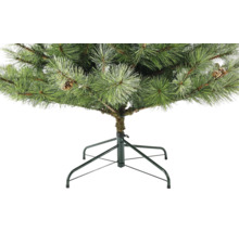 Kunstkerstboom met dennenappels en metalen standaard.