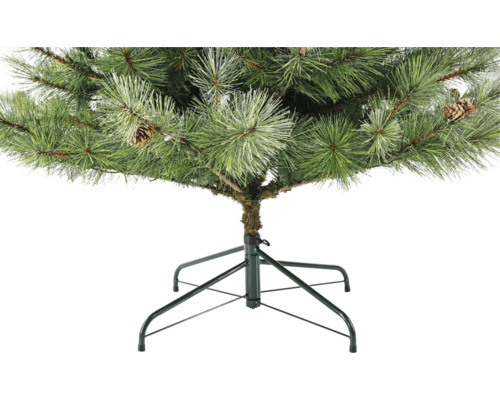 Kunstkerstboom met dennenappels en metalen standaard.