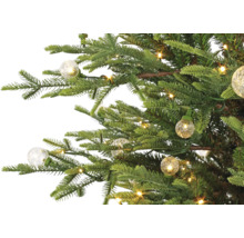 Detail van een kunstkerstboom met geïntegreerde warmwitte LED-verlichting en decoratieve glazen bollen.