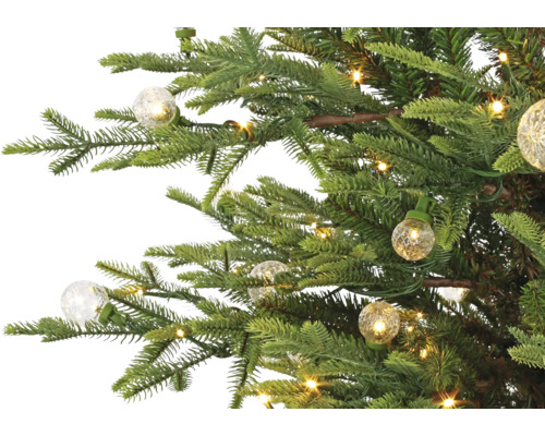 Detail van een kunstkerstboom met geïntegreerde warmwitte LED-verlichting en decoratieve glazen bollen.