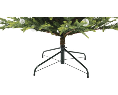 Onderzijde van een kunstkerstboom met een metalen standaard en groene takken.