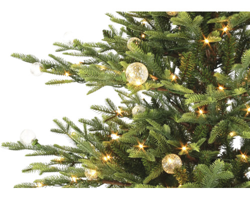 Kunstkerstboom met warmwitte ledverlichting en decoratieve glazen bollen.