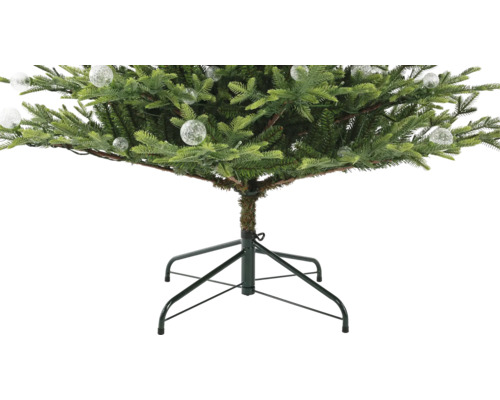 Kunstkerstboom met ronde ornamenten en een stevige metalen standaard.