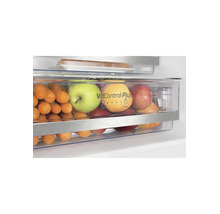 Koelkast vershoudlade VitControl Plus gevuld met appels en wortelen voor optimale bewaring en versheid van etenswaren.