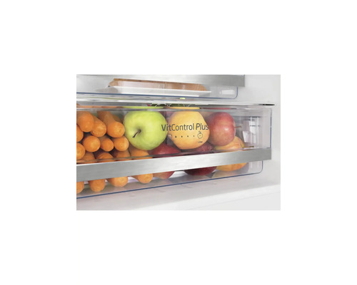 Koelkast vershoudlade VitControl Plus gevuld met appels en wortelen voor optimale bewaring en versheid van etenswaren.