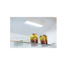 Helder en georganiseerd interieur van een koelkast met LED-verlichting en temperatuurregeling boven een glazen plateau.
